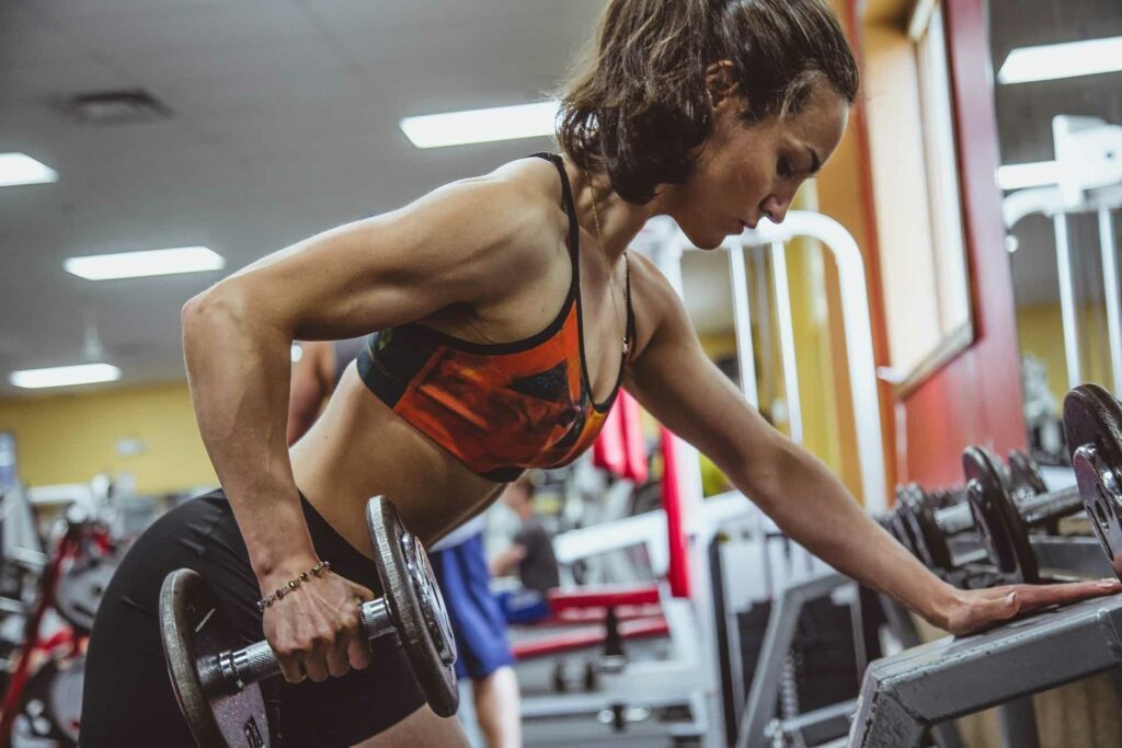 une femme fait un exercice epaule