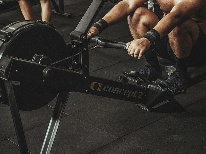 Une personne qui fait du rameur pendant son workout de HIIT