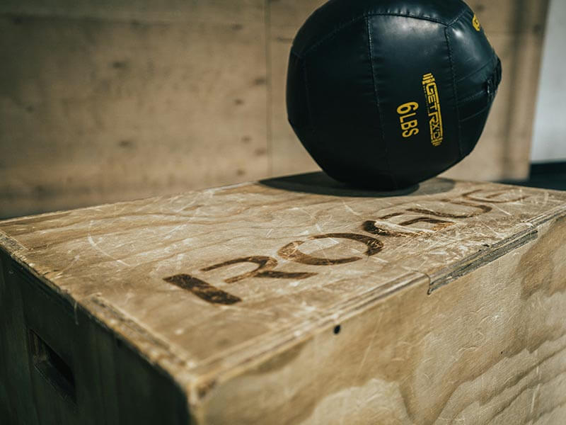 Un medecine ball posé sur une box