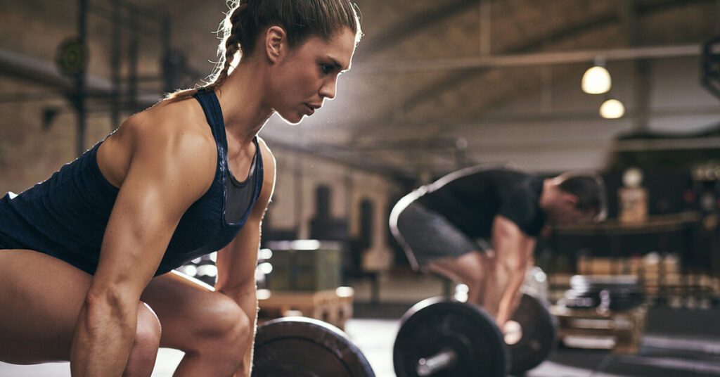 Deux personnes en plein circuit training avec matériel