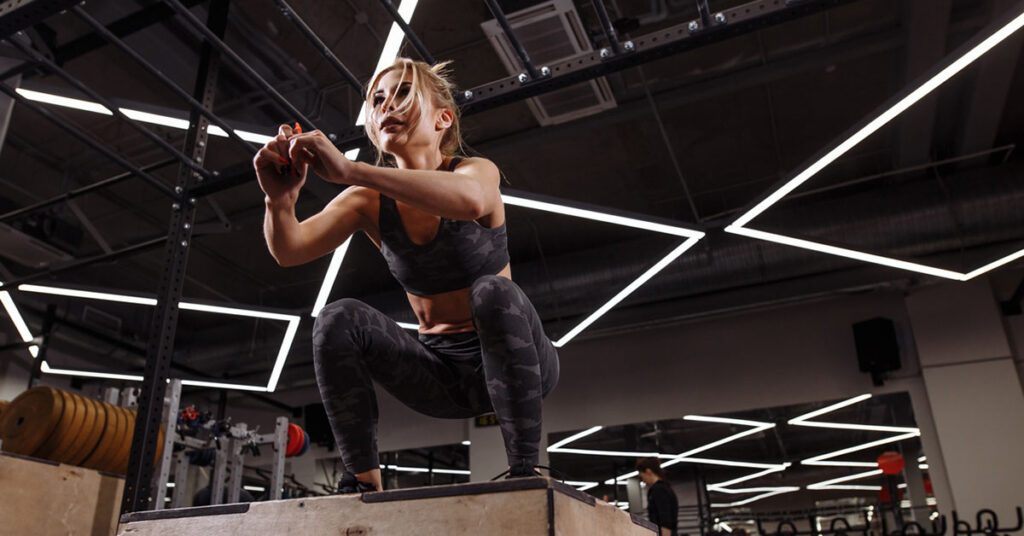 Une femme qui fait un box jump lors de son circuit training