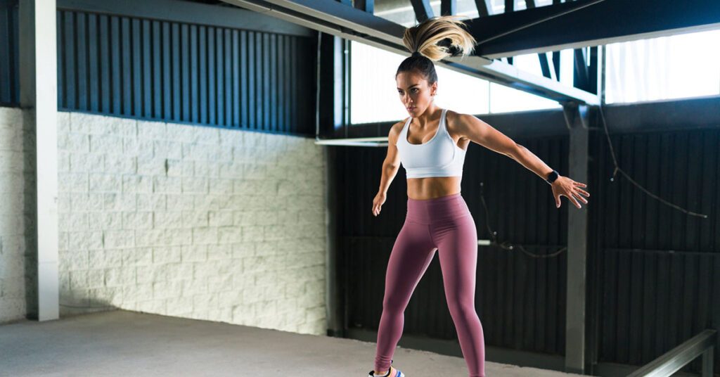 Une femme en plein workout de HIIT