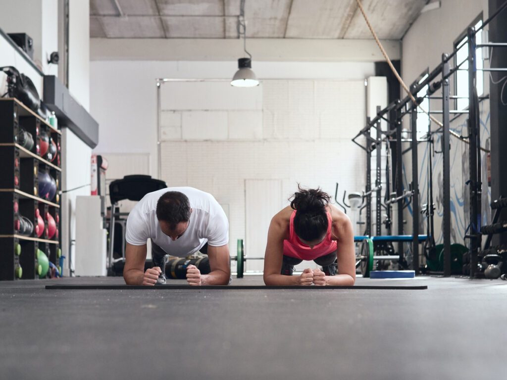 À quoi sert le gainage : gainage planche en duo