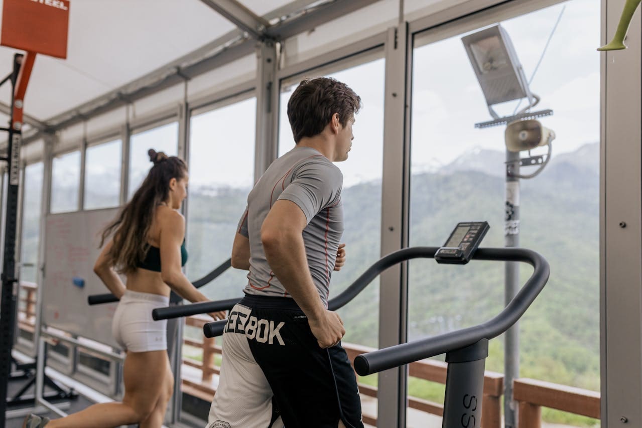 Un homme et une femme font du hiit tapis de course