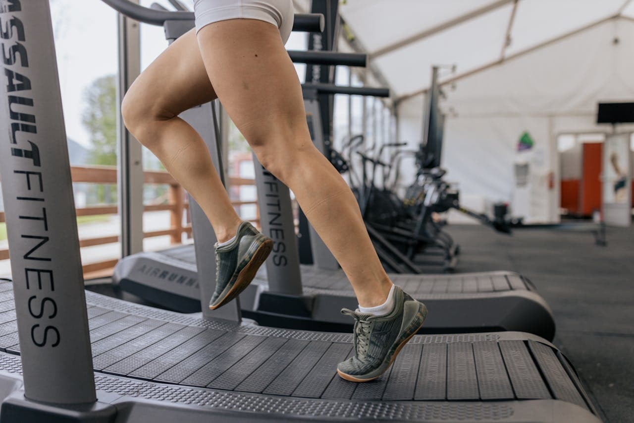 Une personne travaille ses cuisses en faisant un exercice de hiit tapis de course