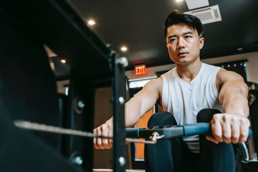 programme hiit salle de sport : un homme fait du rameur