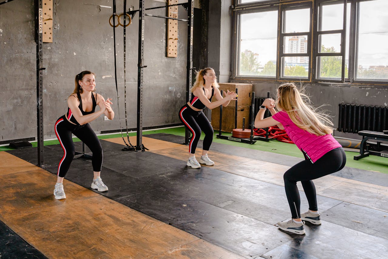 comment perdre des hanches : un groupe de femmes pratiquent l'exercice du squat