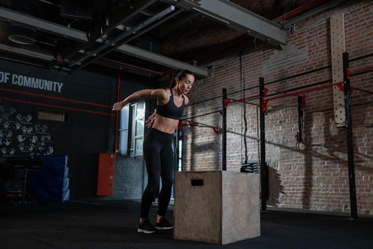 burpees musculation : une femme fait un burpee