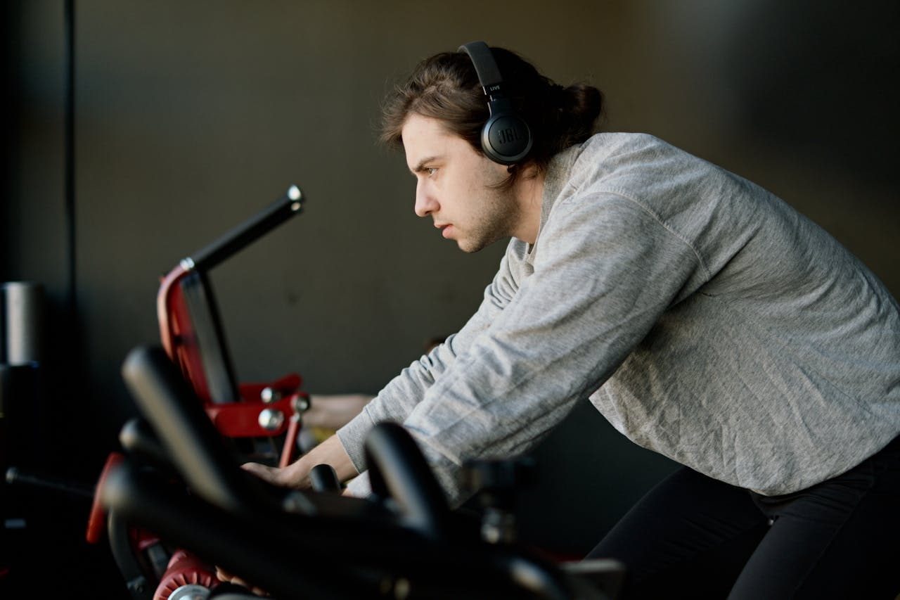 Un homme fait un exercice de hiit velo