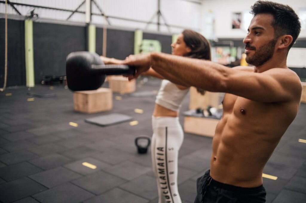 programme hiit salle de sport : un homme fait un exercice avec un poids libre