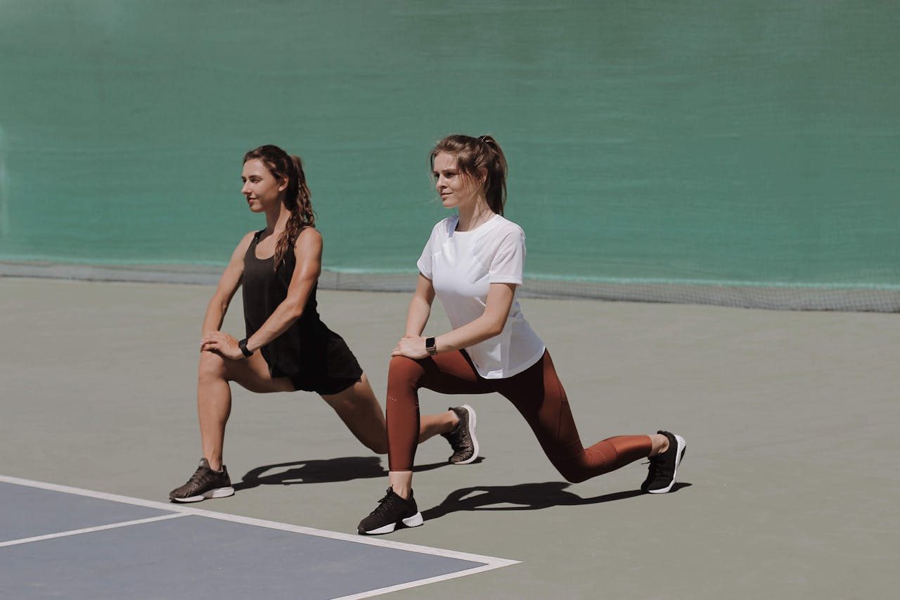 comment maigrir des cuisses : un binôme fait l'exercice de la fente