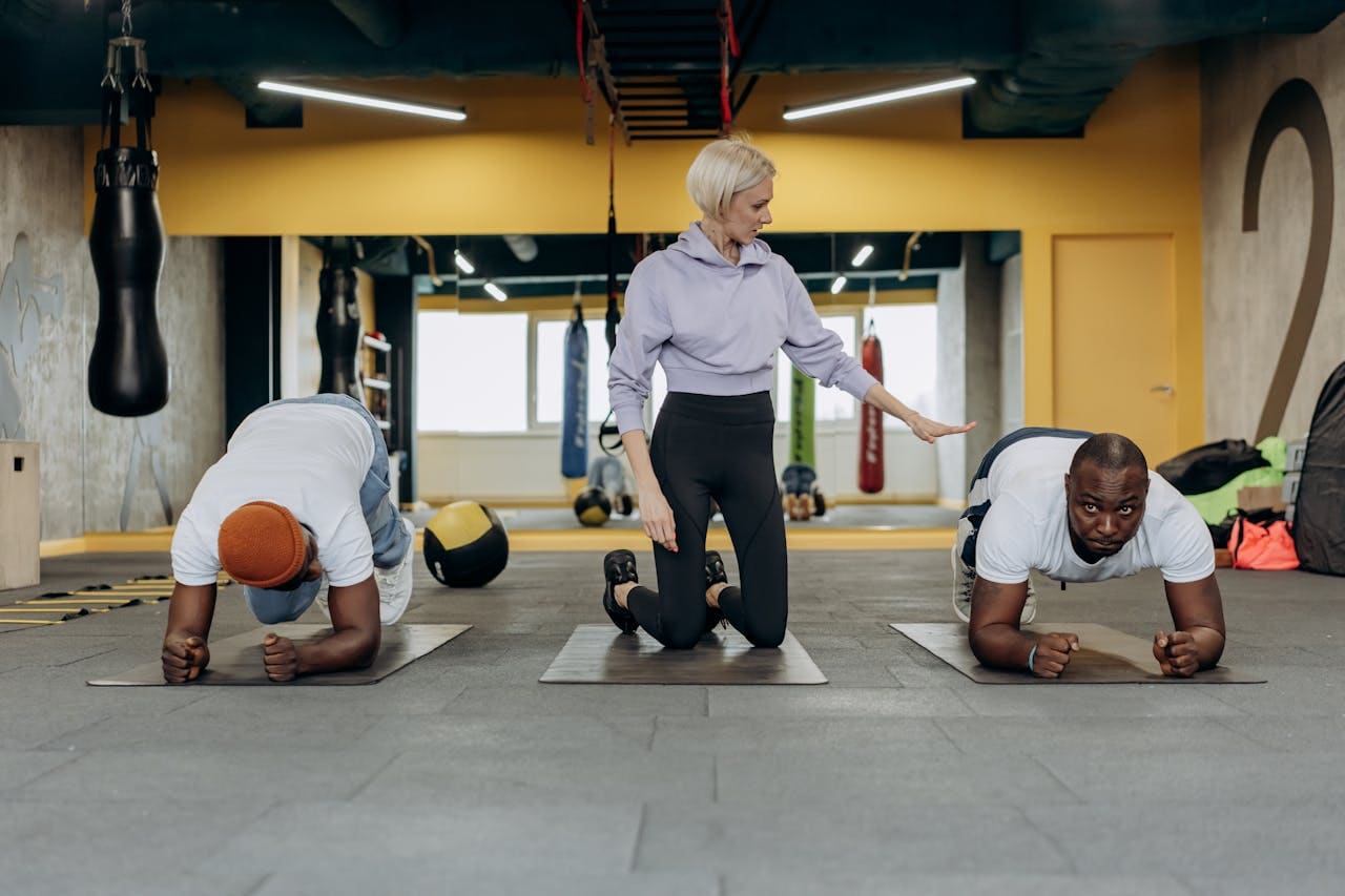 exercices pour les bras qui tombent : des hommes font des planches