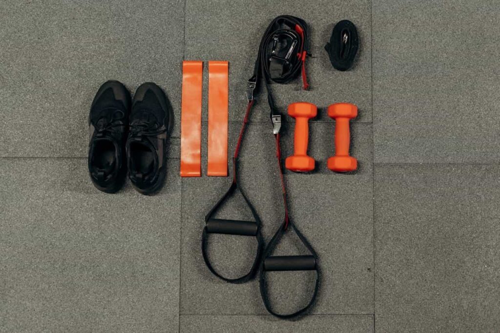 Comment choisir ses chaussures de sport en salle : des chaussures et du matériel au sol