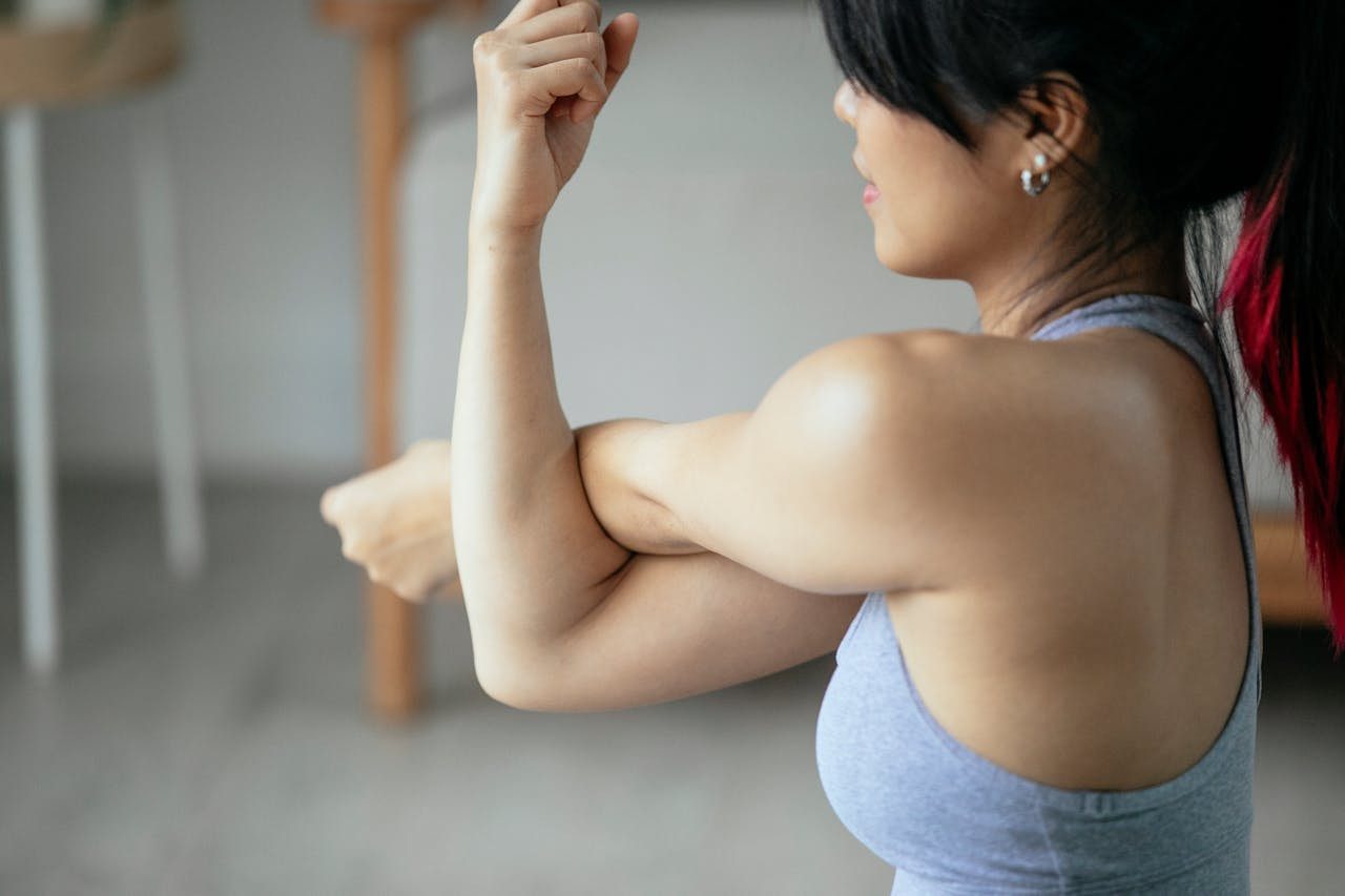 exercices pour les bras qui pendent :  une femme fait un exercice de bras