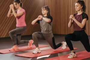 comment perdre des hanches : un groupe de femme fait un exercice