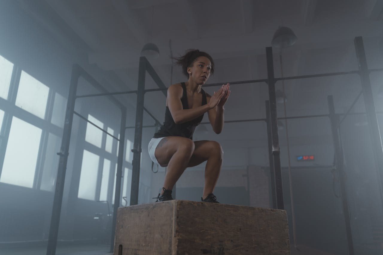 burpees musculation : une femme réalise un burpee