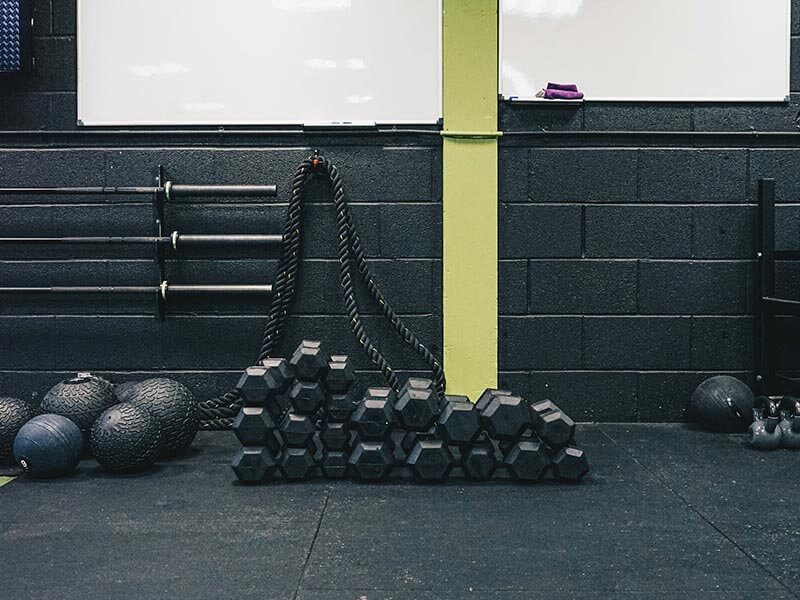 Des haltères dans une salle de de sport