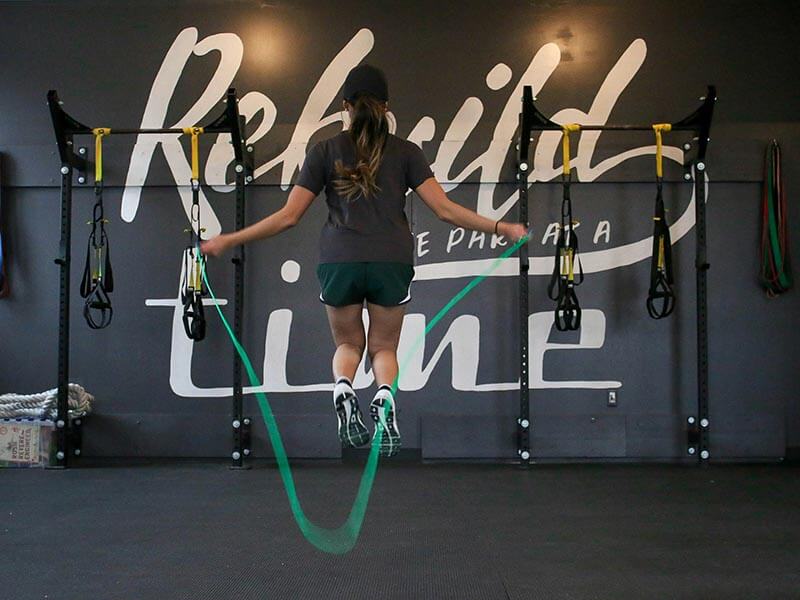 Une femme qui fait de la corde à sauter pendant sa séance de HIIT